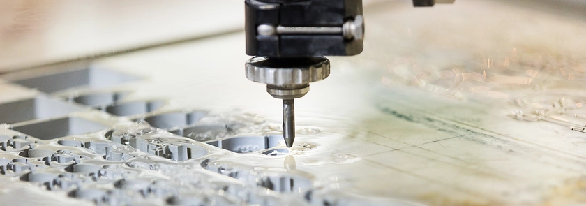 waterjet-cutting-machine-cutting-metal